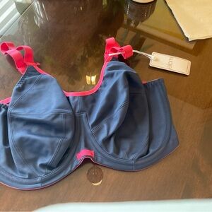 New never worn sports bra